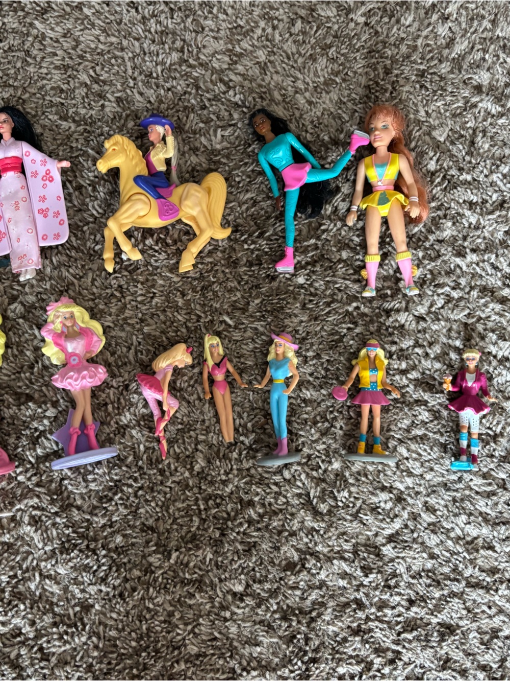 Vintage Barbie figurine Lot -24 - Picture 3 of 4